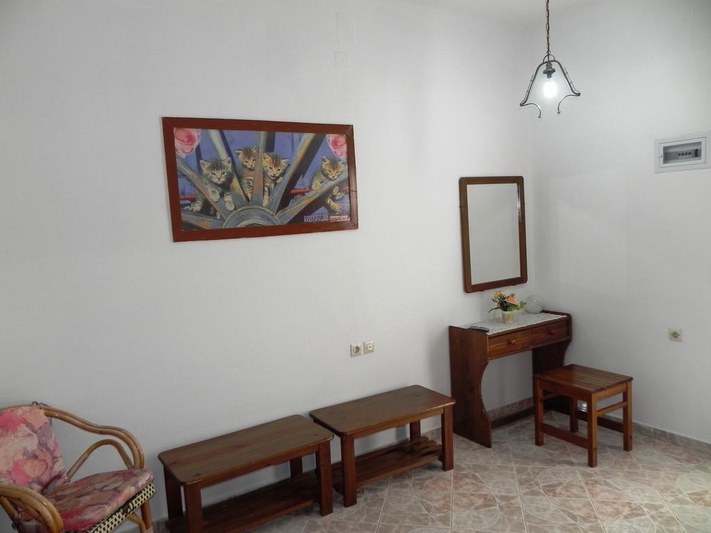 Mihalis Studios Lakki  Habitación foto